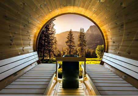 Een groot raam in de sauna: wanneer is extra vermogen/isolatie nodig?