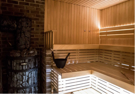 De installatie van een sauna is voor iedereen een zware taak