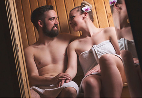Valentijnsdag in de sauna: hoe creëer je een romantische, knusse en zintuigprikkelende sfeer?