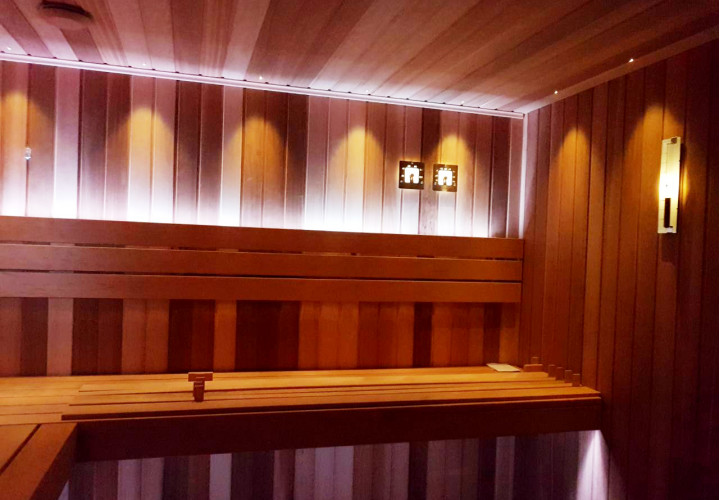 Sauna met elzen- en Canadees cederhout