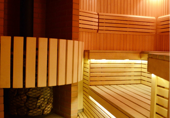 Traditionele sauna met houtkachel