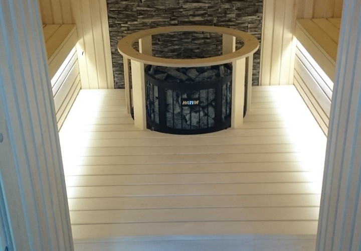 Compacte sauna met decoratieve stenen muur