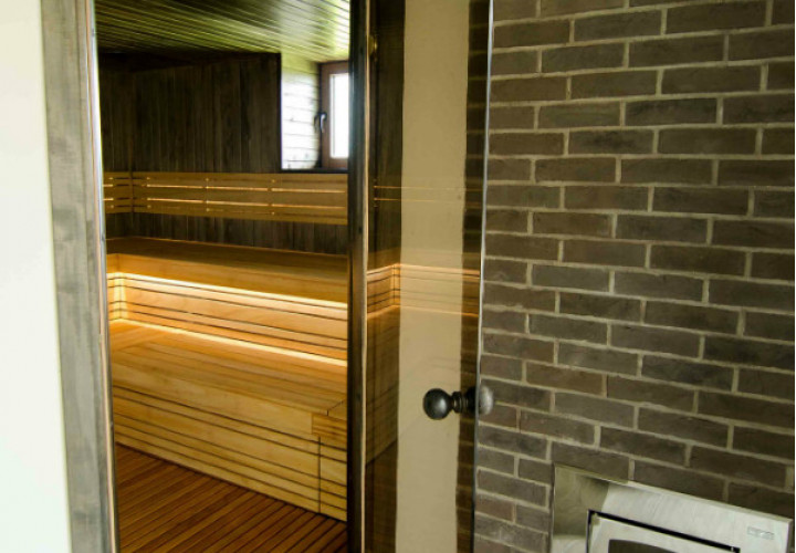 Sauna met donker interieur en raam