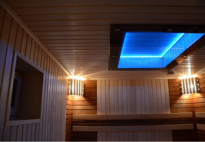 Sauna met houtkachel en glazen plafond