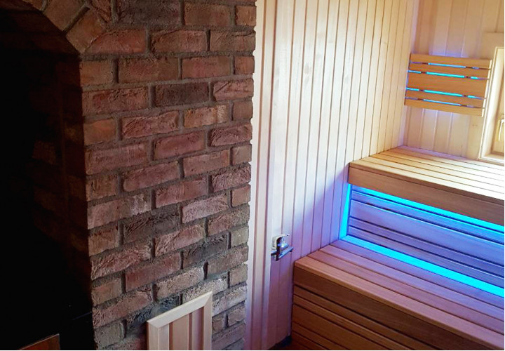 Sauna met warmteopslagkachel en raam