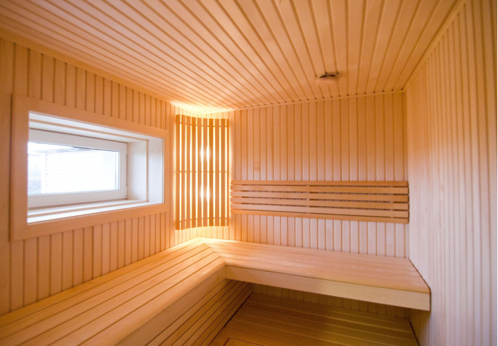 Minimalistische sauna van lindenhout