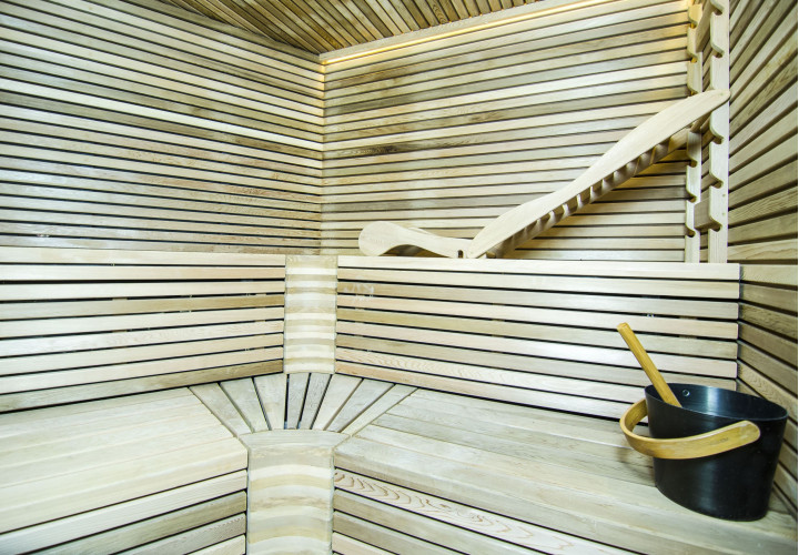 Sauna met ergonomische bank en cederhout