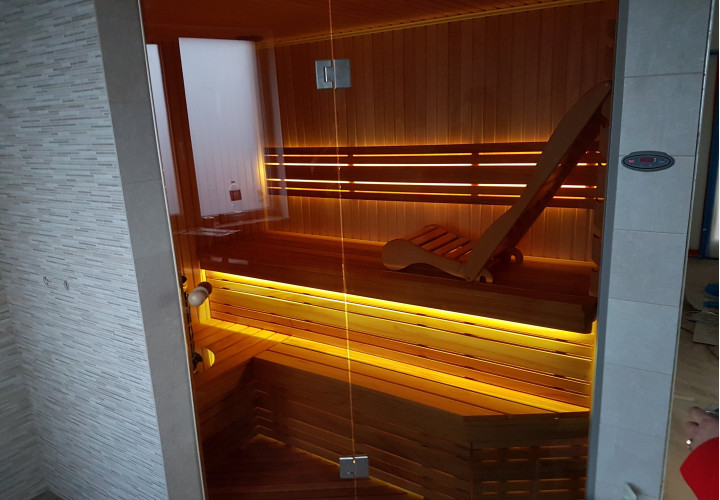 Sauna met ergonomische bank en Abachi-hout