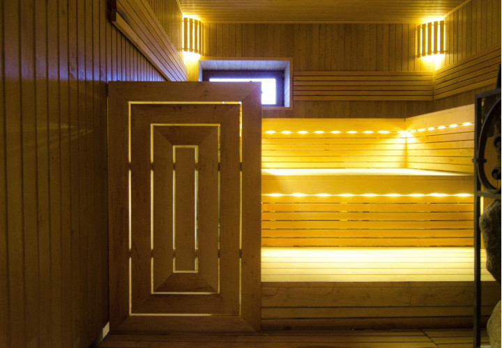 Sauna met driedelige banken van elzenhout