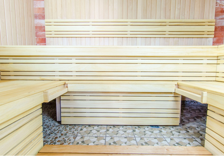 Sauna met Himalaya-zoutwand en verschuifbare bank