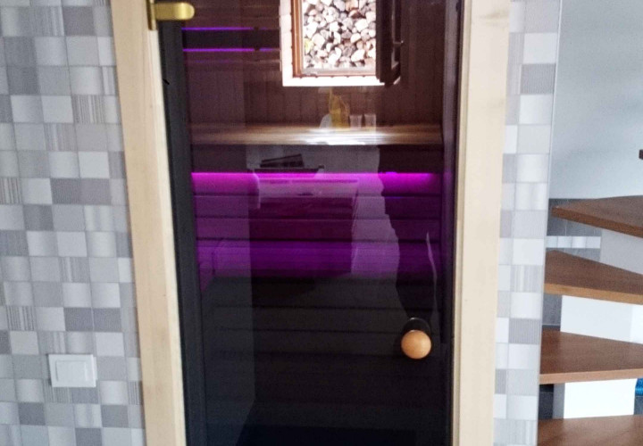 Sauna met contrasterend interieur en warmteopslagkachel