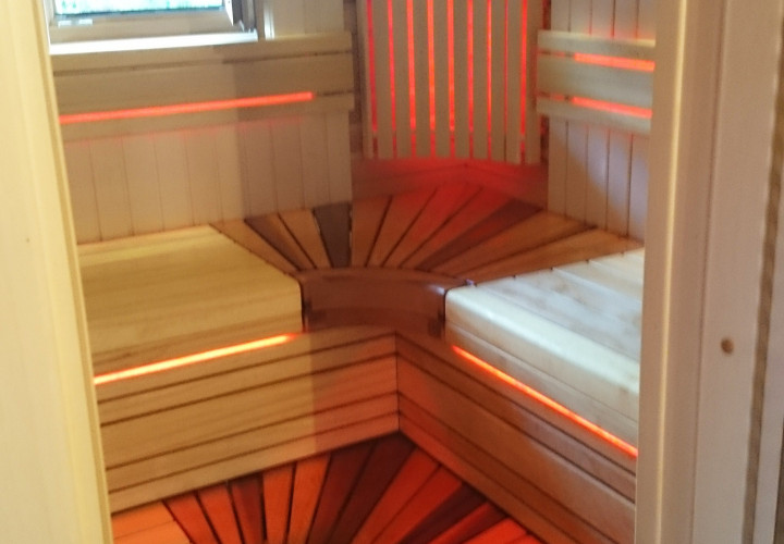 Sauna met een gesloten verwarmingselement en een raam