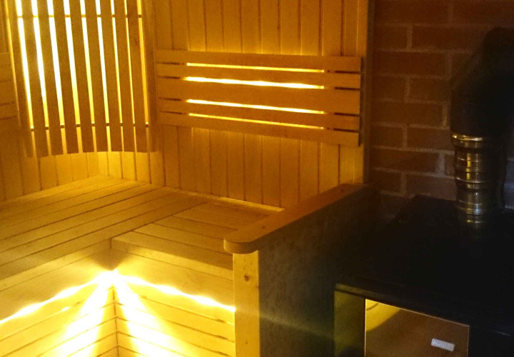 Sauna met gesloten verwarmingselement voor zachte stoom.