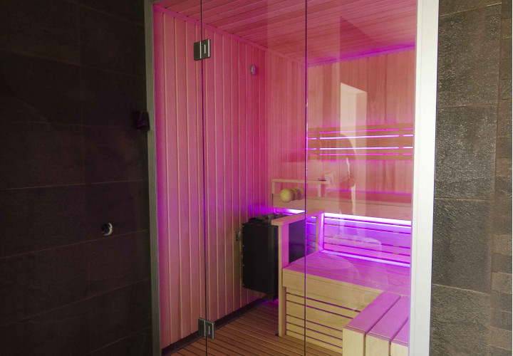Sauna met gekleurde ledverlichting en geluidssysteem