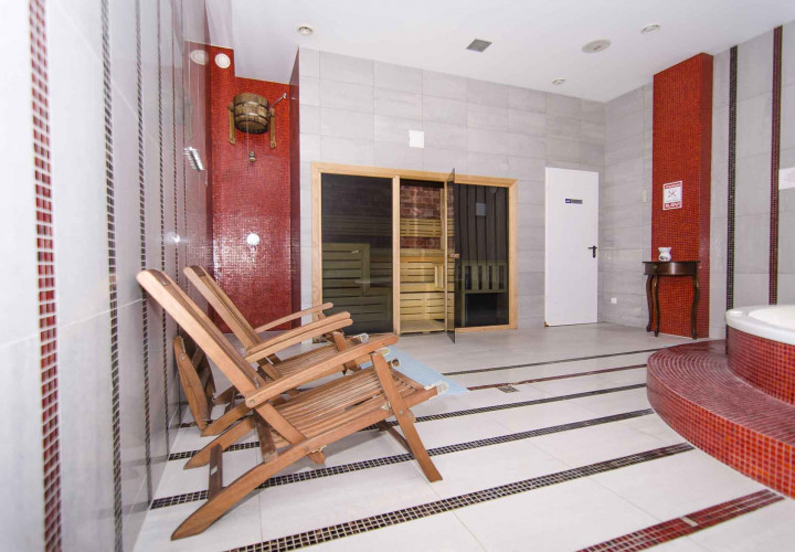 Renovatie van de sauna met Himalayazout in sport- en wellnesscentrum OAZIS
