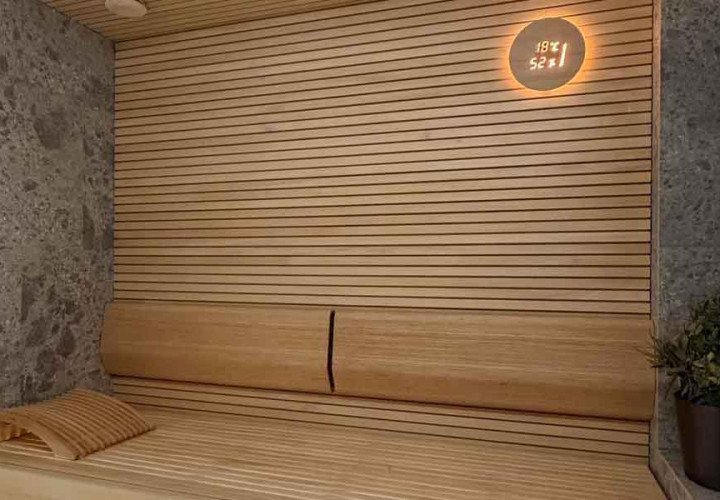 Sauna met afwerking van hout en steen.