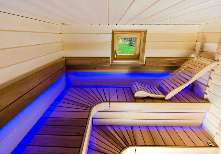 Sauna met warmteopslagkachel en externe vuurplaats.