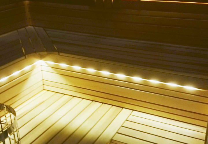 Sauna met geïntegreerde cilindervormige kachel
