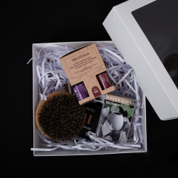 Cadeauset in geschenkdoos: GEurende warmte. Een kwast, een bekertje voor geuren en etherische oliën.  Cadeauset in geschenkdoos: GEurende warmte. Een kwast, een bekertje voor geuren en etherische oliën.