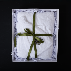 Geschenkset voor haar - WIT, 75x140 cm, in geschenkdoos. Schort en hoed voor sauna 