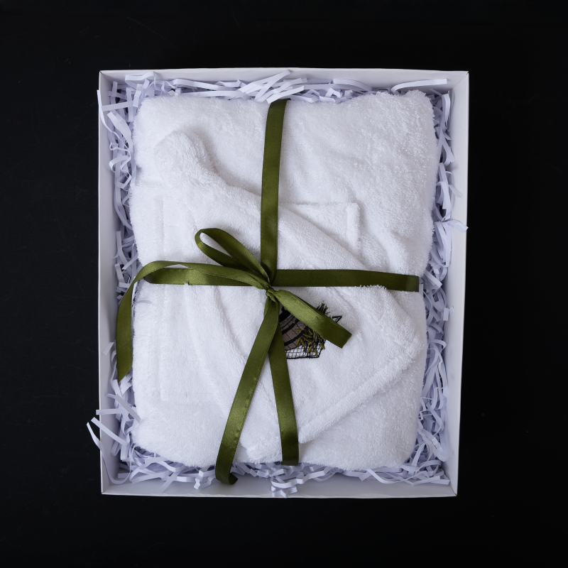 Geschenkset voor haar - WIT, 75x140 cm, in geschenkdoos. Schort en hoed voor sauna