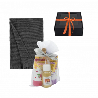 Cadeauset voor vrouwen in een geschenkdoos. Saunahoning, saunaolie en handdoek.