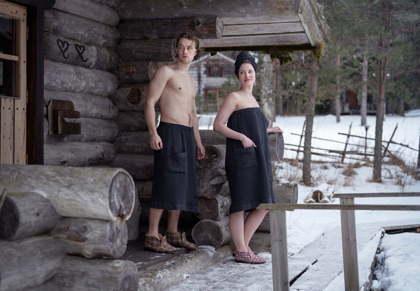 Man en vrouw in saunakleding