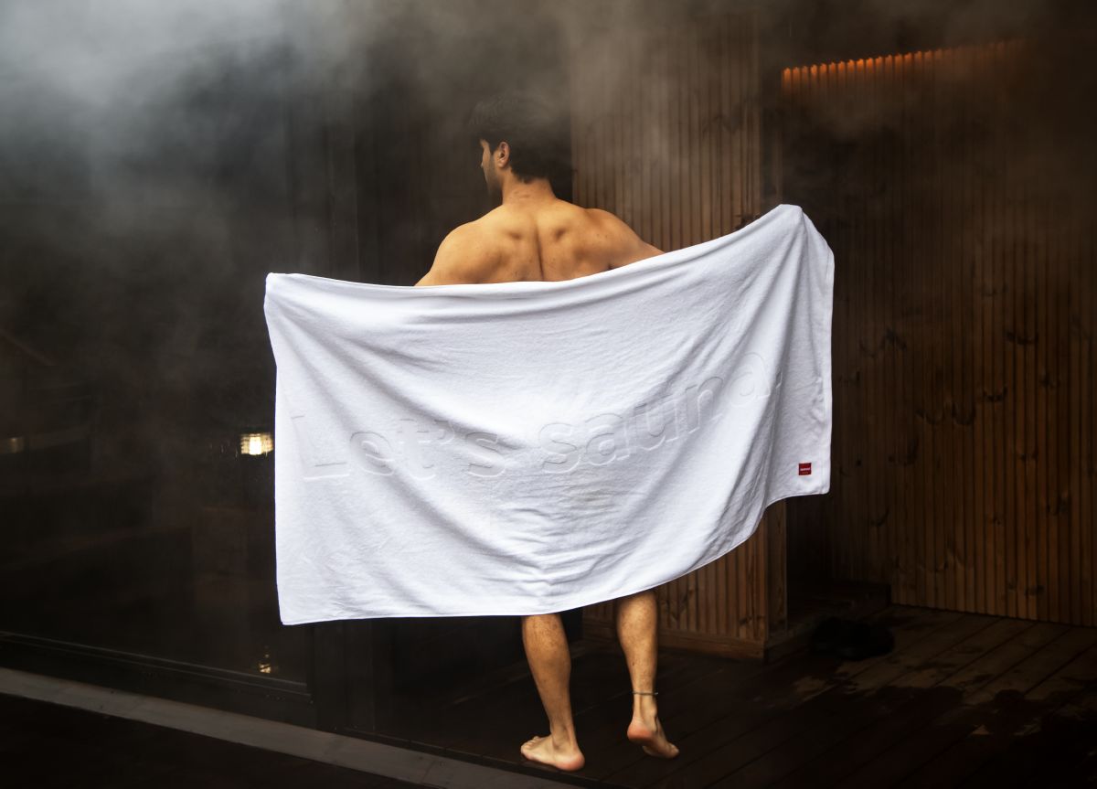 Man met een saunahanddoek