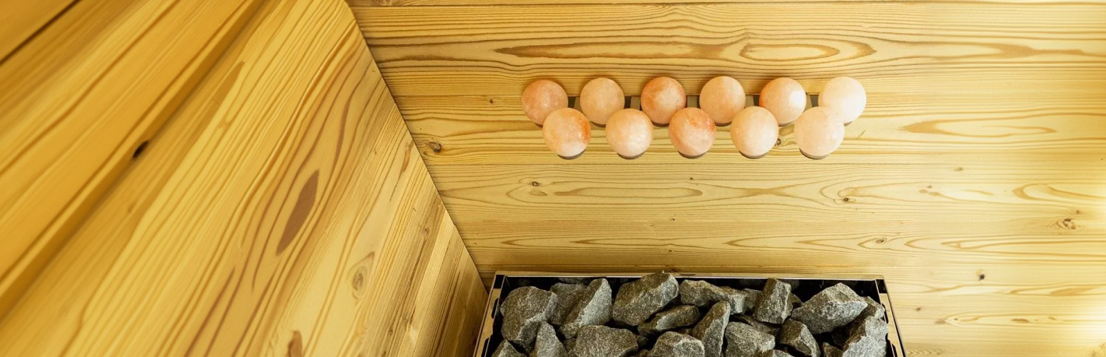 De voordelen van Himalayazout in de sauna en hoe je het daar kunt gebruiken.