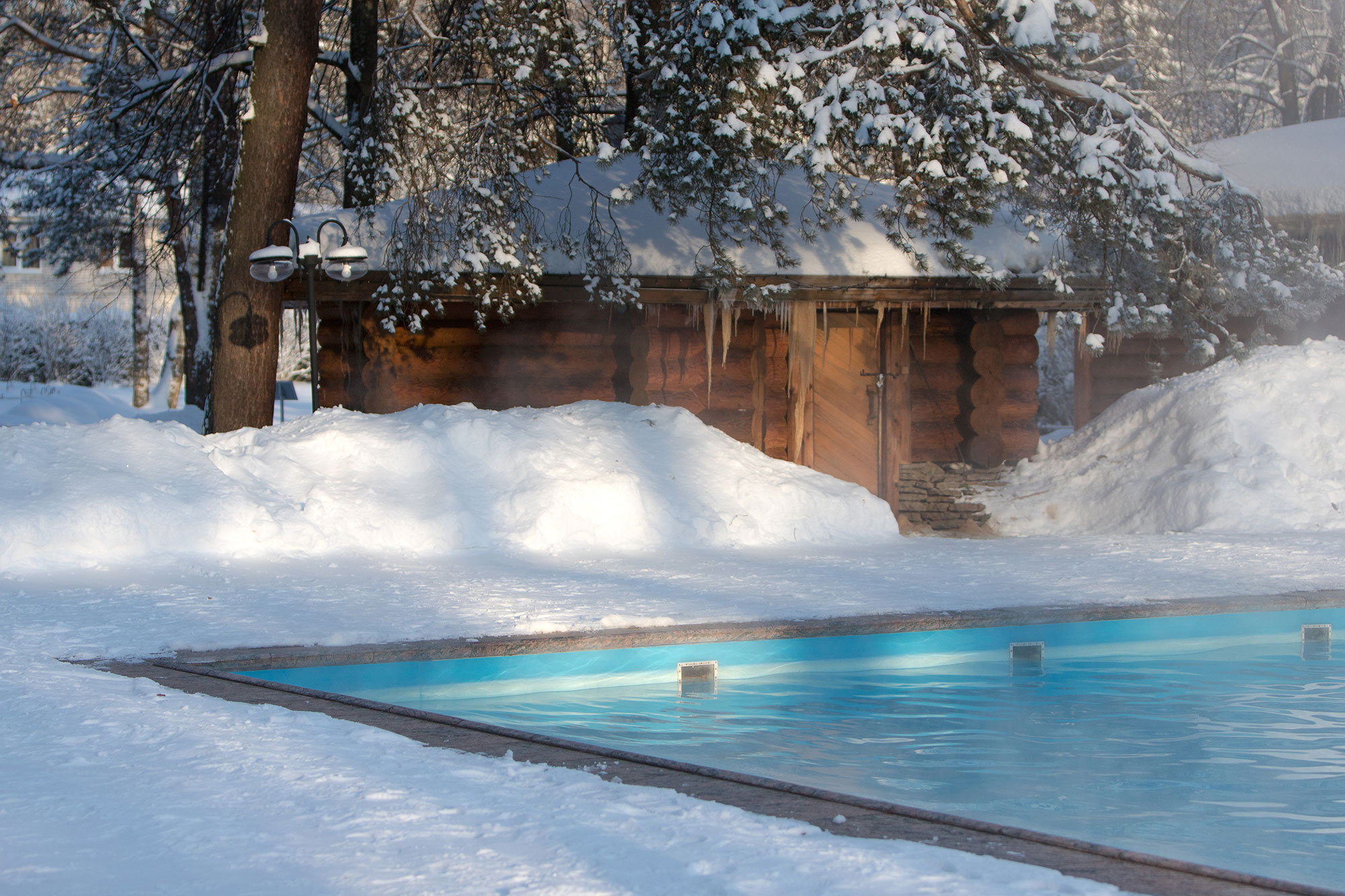 sauna en zwembad in de winter