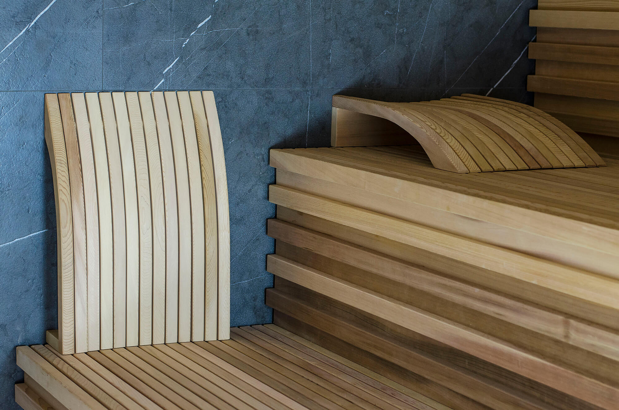 Sauna rugleuning en hoofdsteun in gebruik