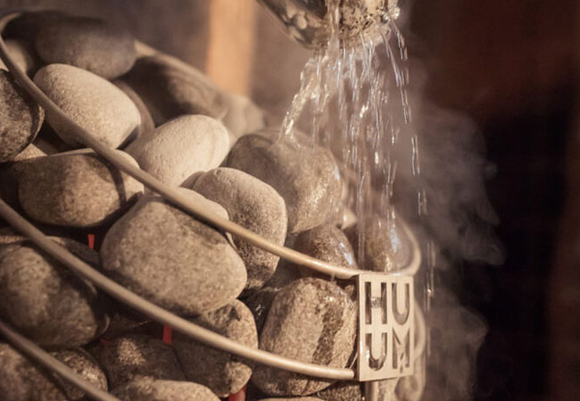 Kun je water over een elektrische saunakachel gieten? Correct gebruik en veelgemaakte fouten.