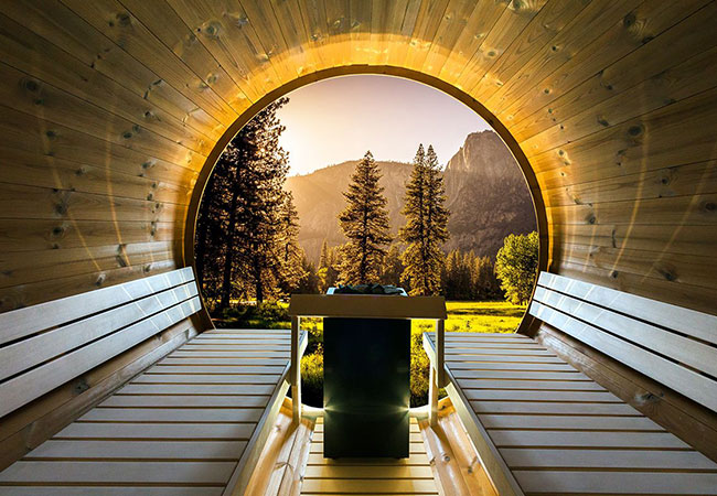 Een groot raam in de sauna: wanneer is extra vermogen/isolatie nodig?