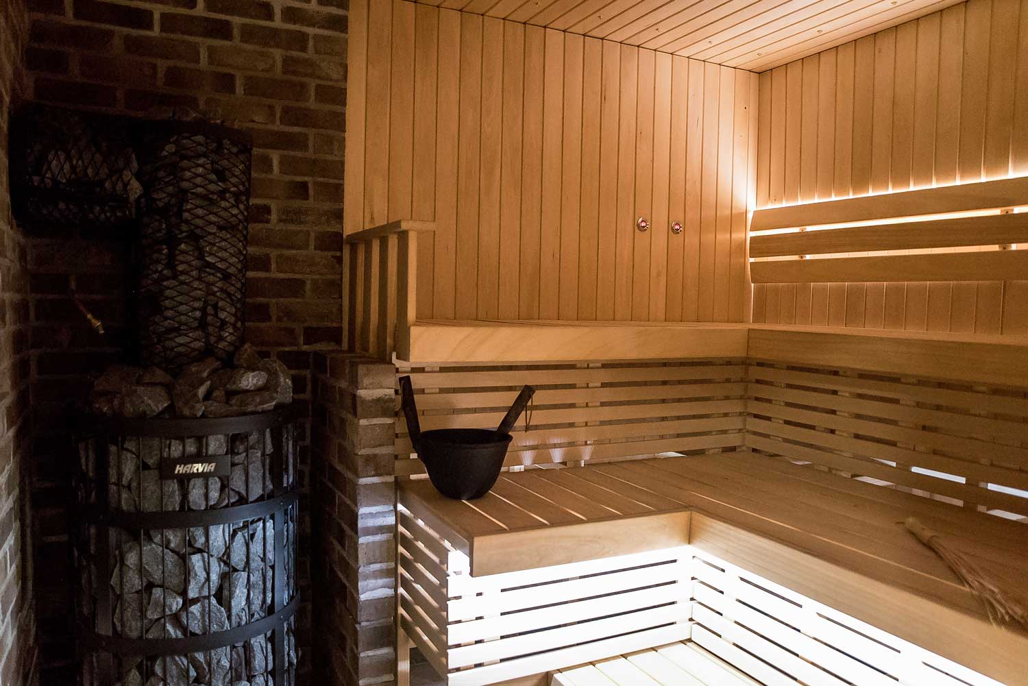 De installatie van een sauna is voor iedereen een zware taak