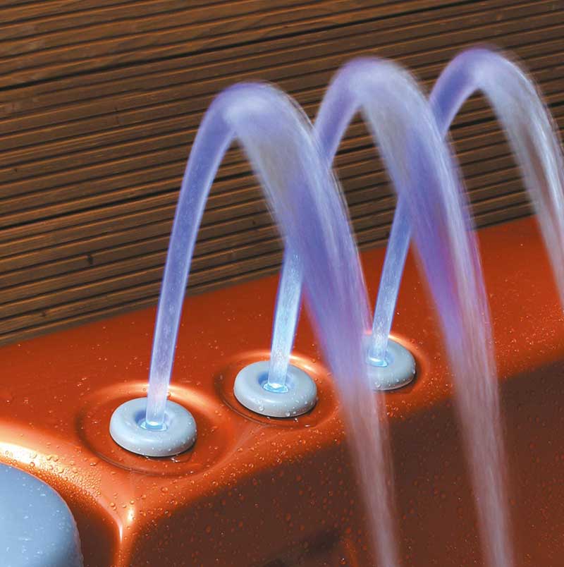 Drie verlichte watervaljets in een USSPA-spabad.