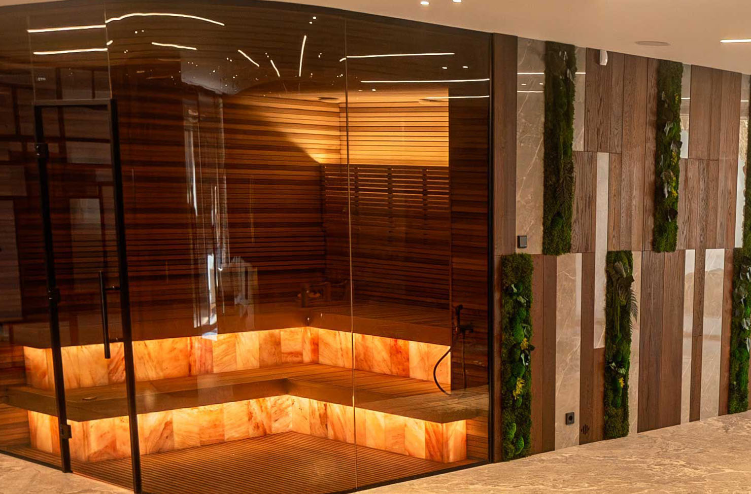 Luxe sauna met sfeerverlichting