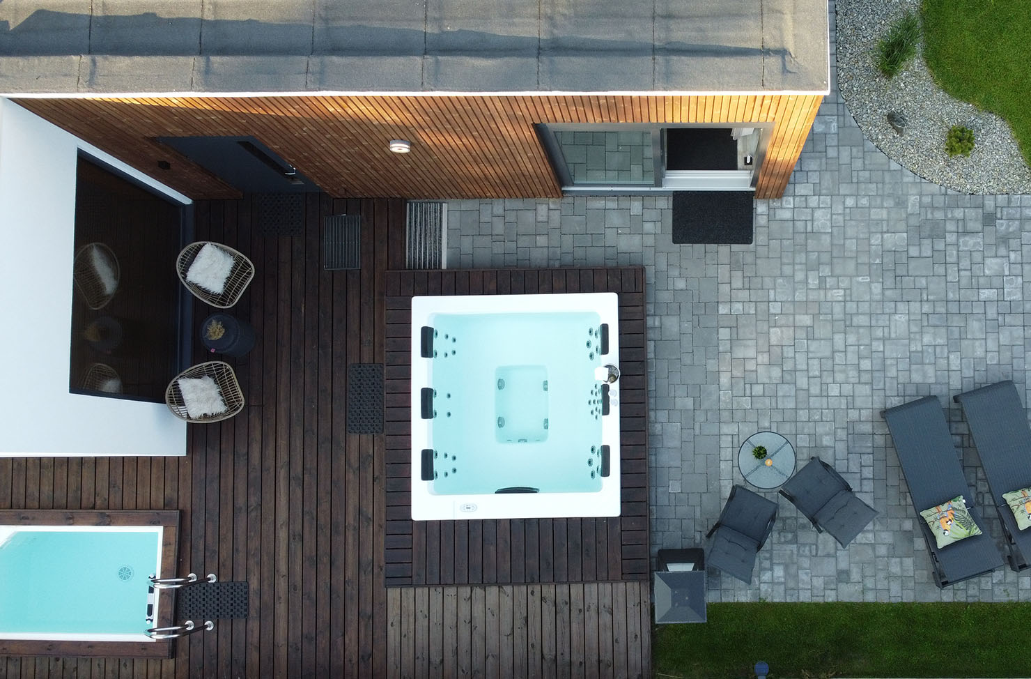 Buitenjacuzzi en terras