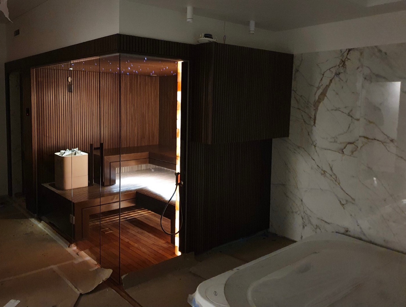 Modern donker sauna-interieur