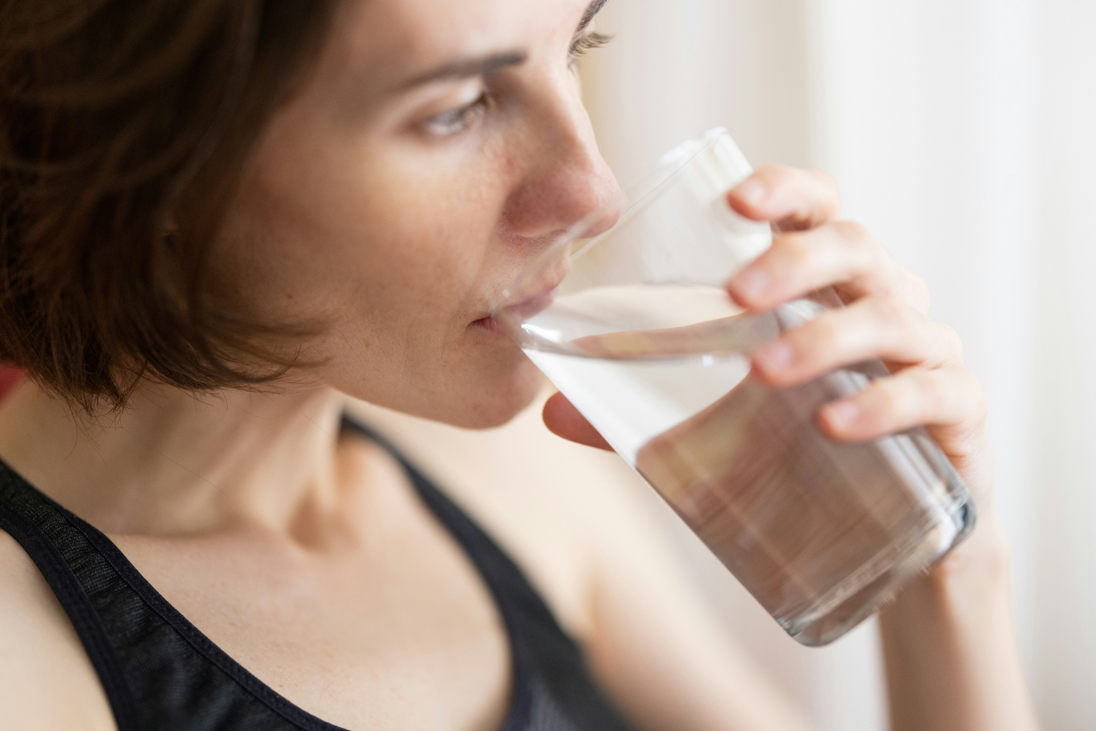 Meisje dat een glas water drinkt