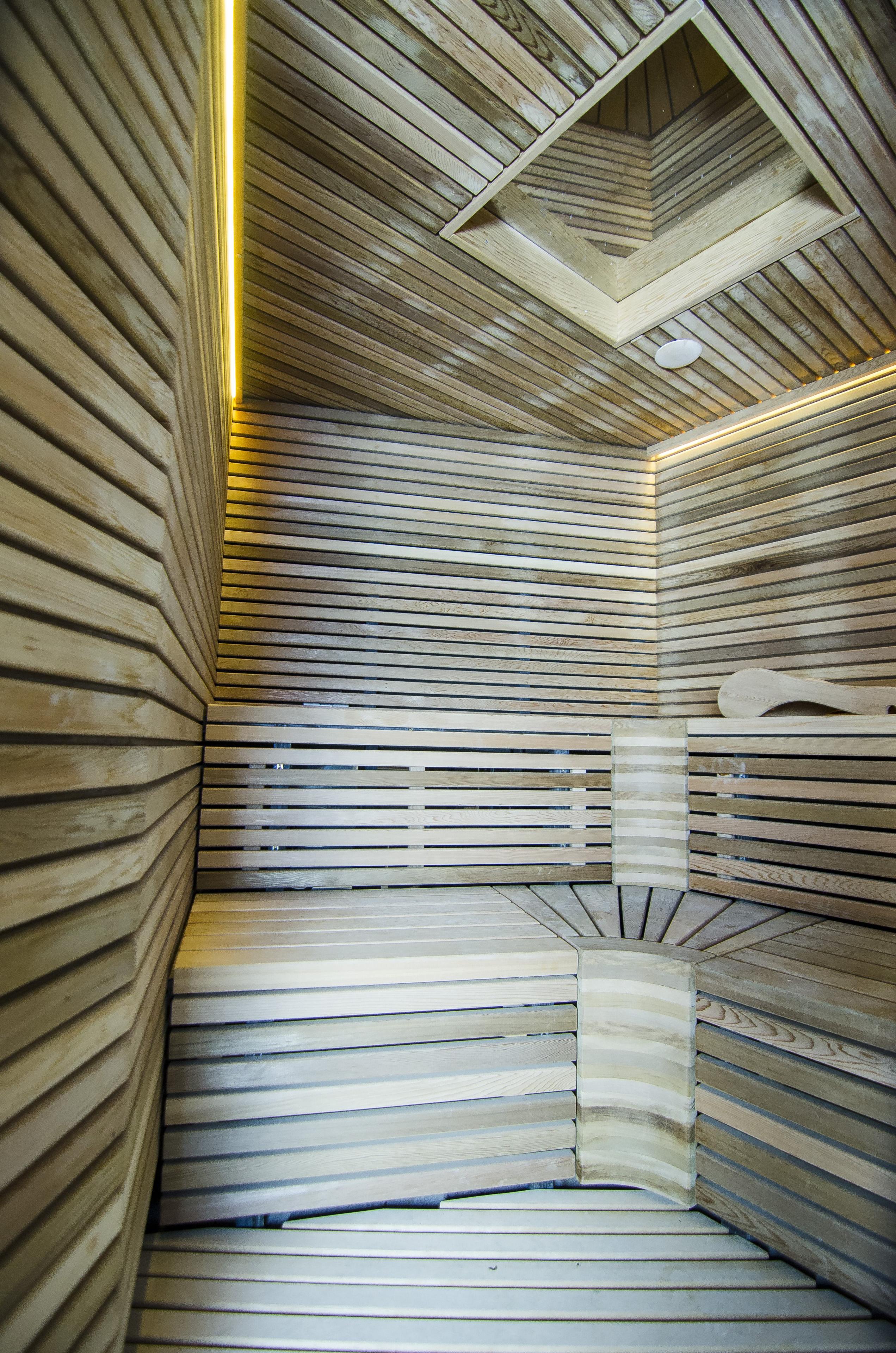 Sauna met ergonomische bank en cederhout