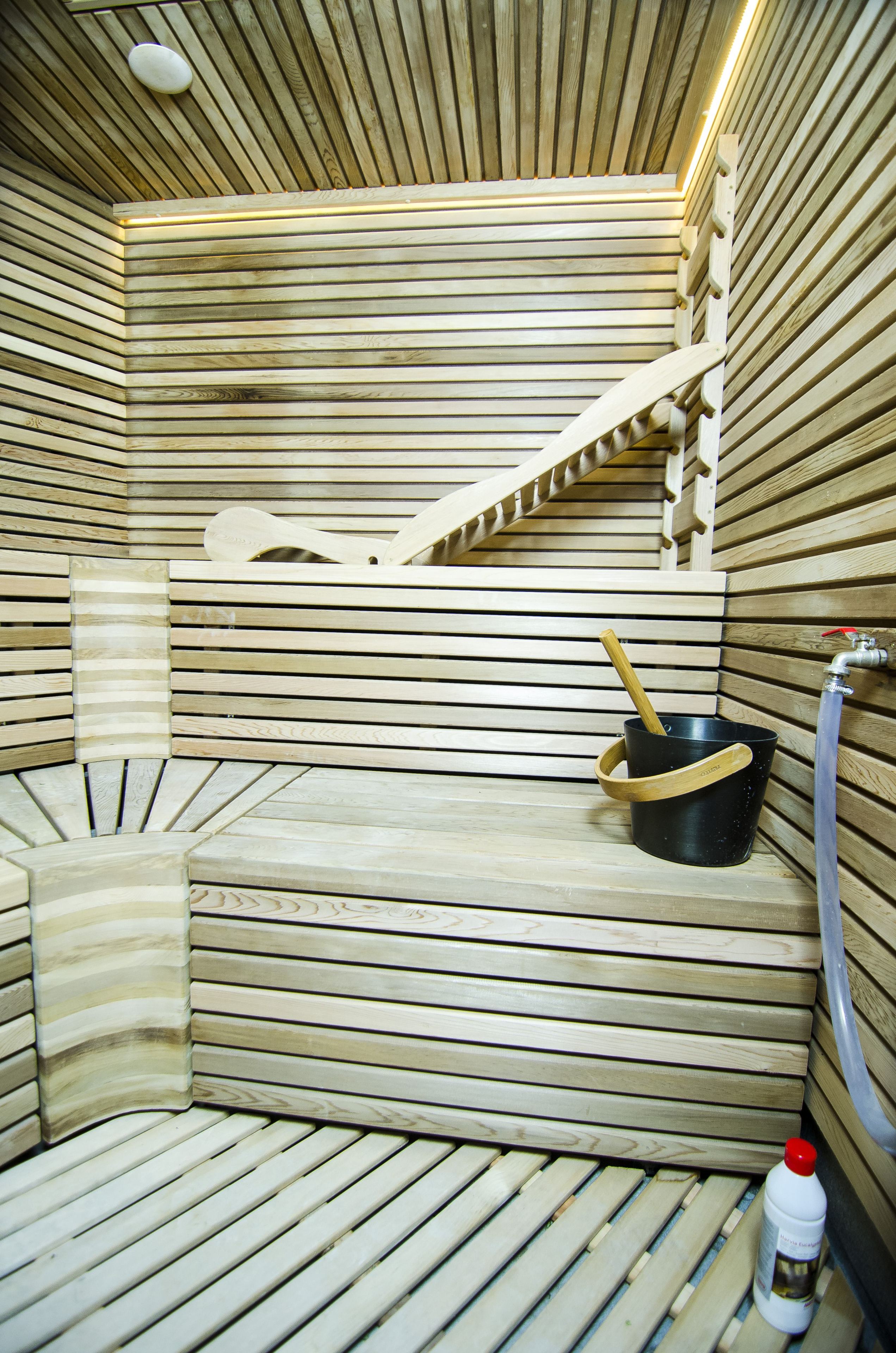 Sauna met ergonomische bank en cederhout