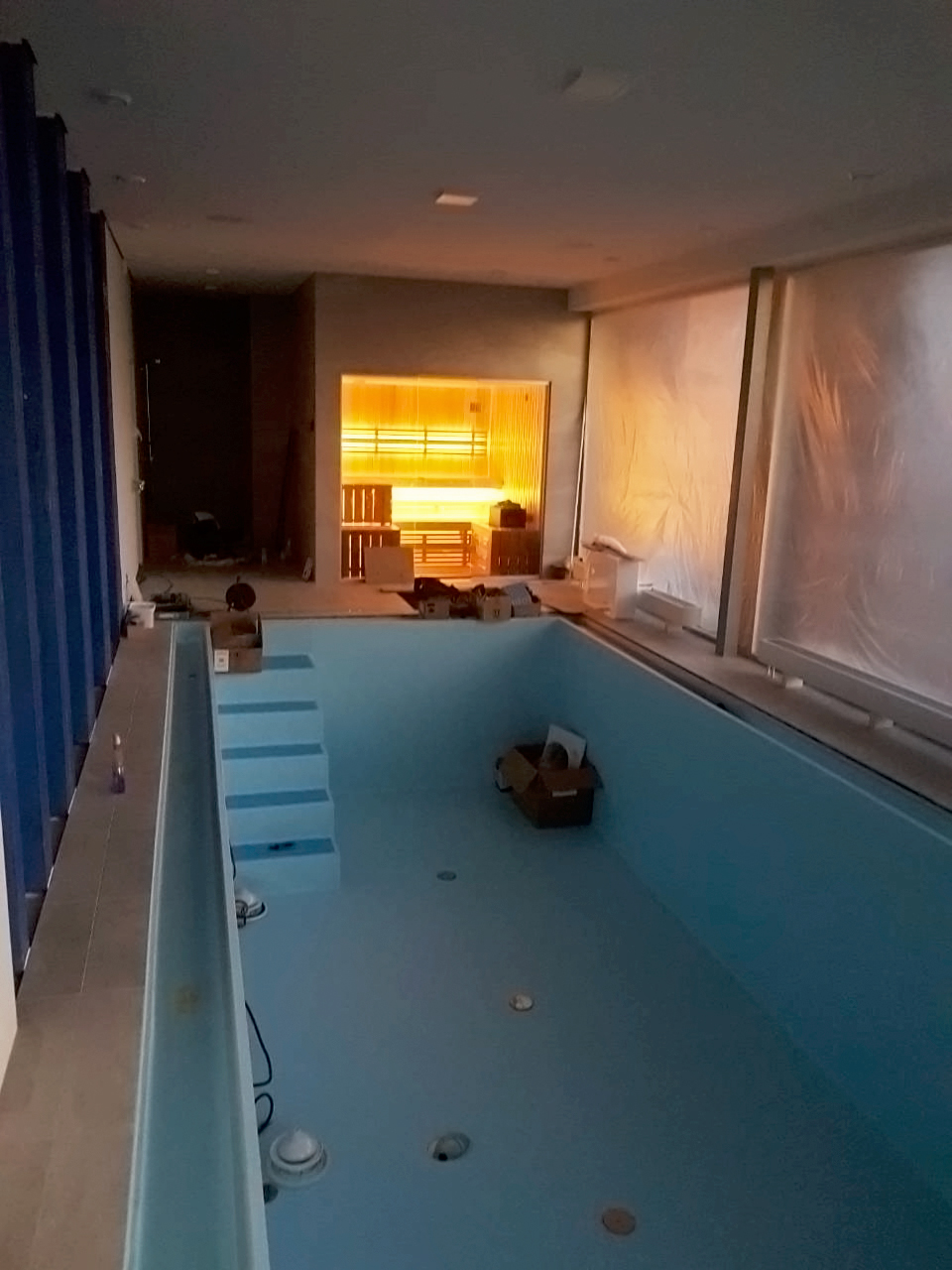 Sauna met glazen wanden en uitzicht op het zwembad