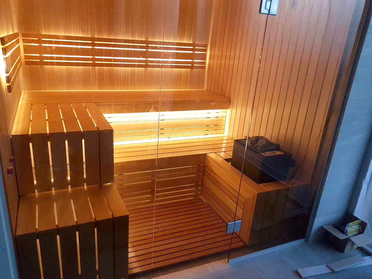 Sauna met glazen wanden en uitzicht op het zwembad