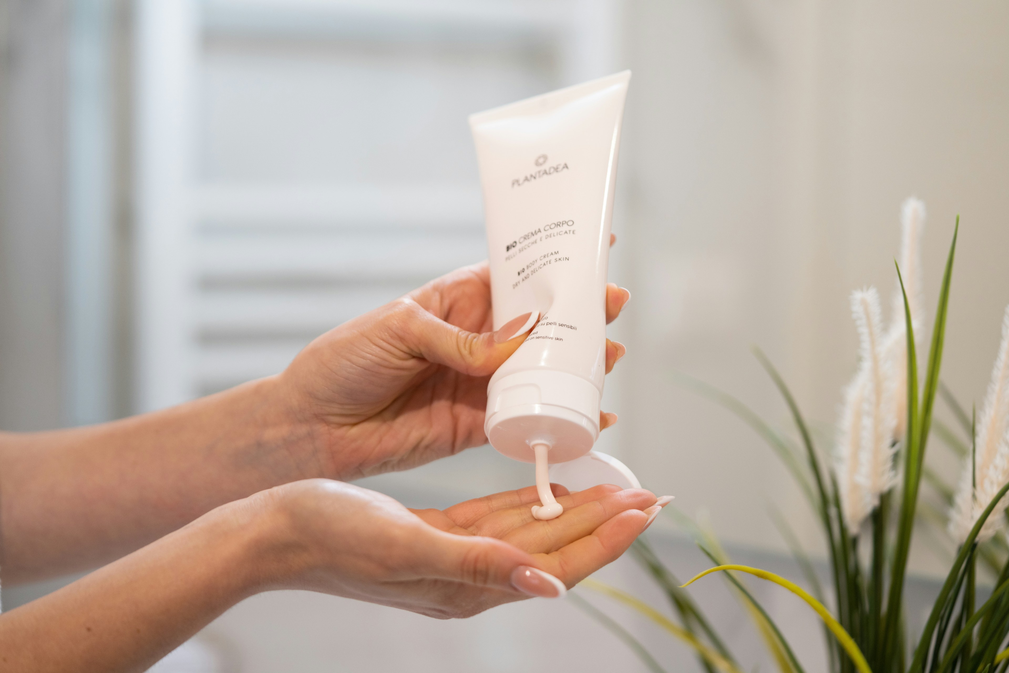 Bodycrème in de handpalm drukken, huidhydraterend en verzorgend na een saunabezoek of warmtetherapie.