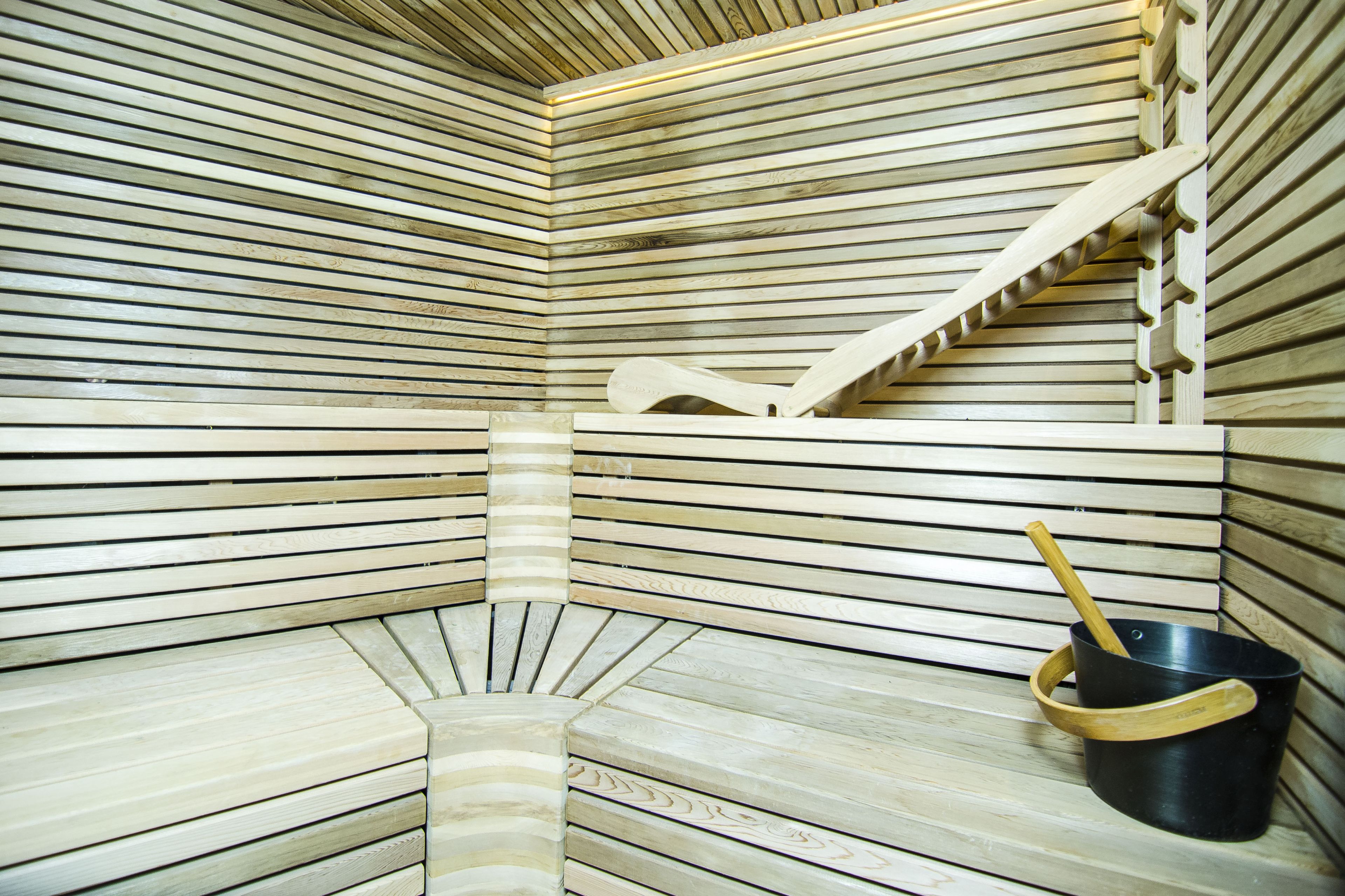 Sauna met ergonomische bank en cederhout