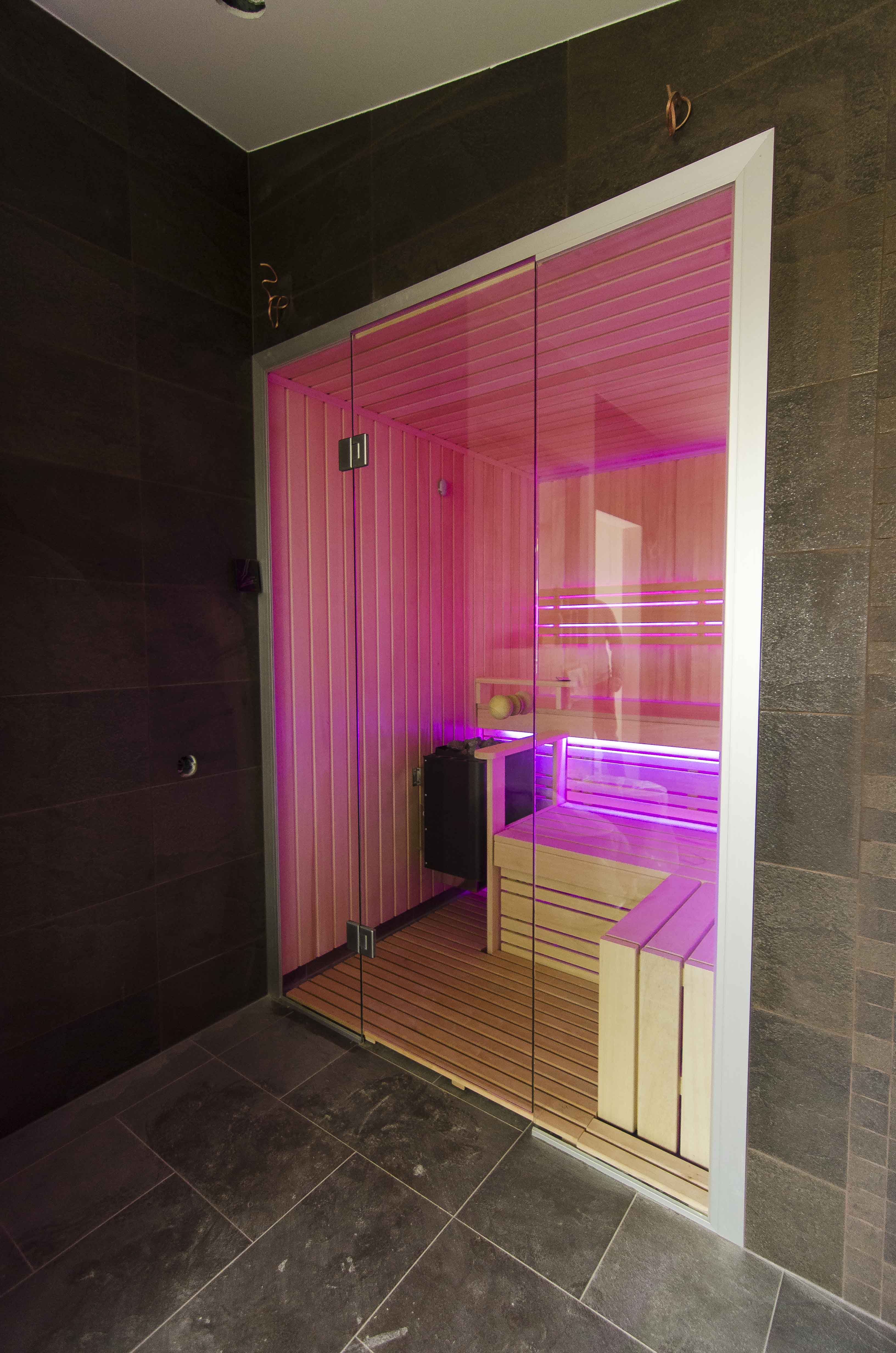 Sauna met gekleurde ledverlichting en geluidssysteem